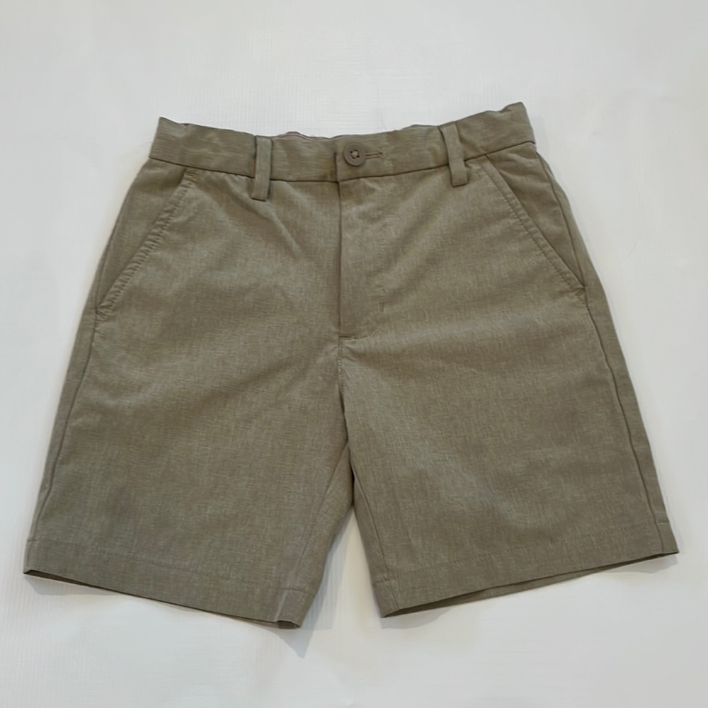 Boys Vineyard Vines performance breaker shorts beige size 5